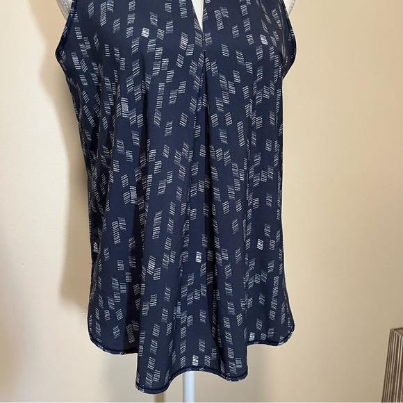 Lucy Activewear V-Neck Sleeveless Top - Loose Fit - Picture 3 of 12